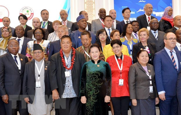  Chủ tịch Quốc hội Nguyễn Thị Kim Ngân chụp ảnh chung với Hội đồng Điều hành IPU-140. (Ảnh: Trọng Đức/TTXVN)