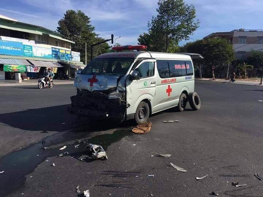  Xe cứu thương bị hư hỏng nặng sau tai nạn