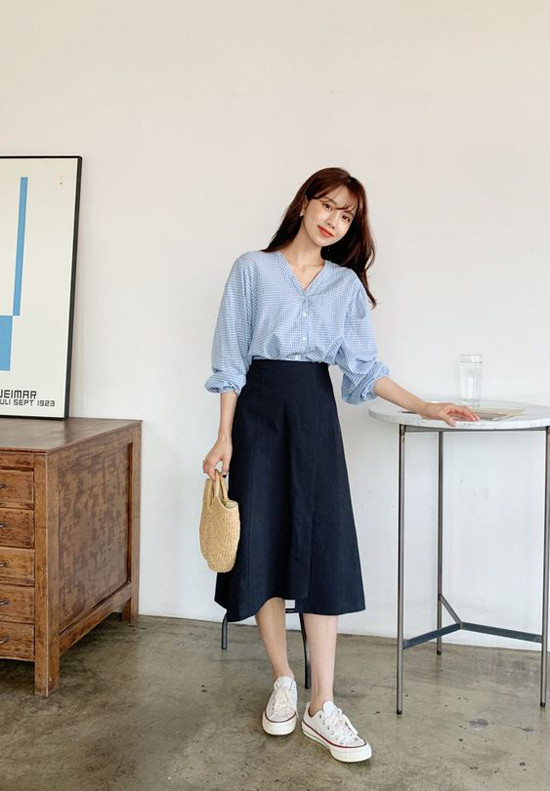 Xanh dương nhạt được đưa vào các kiểu áo thun, sơ mi, blouse mang lại cảm giác thư thái, tự do và trong lành. Xanh dương nhạt được đưa vào các kiểu áo thun, sơ mi, blouse mang lại cảm giác thư thái, tự do và trong lành.