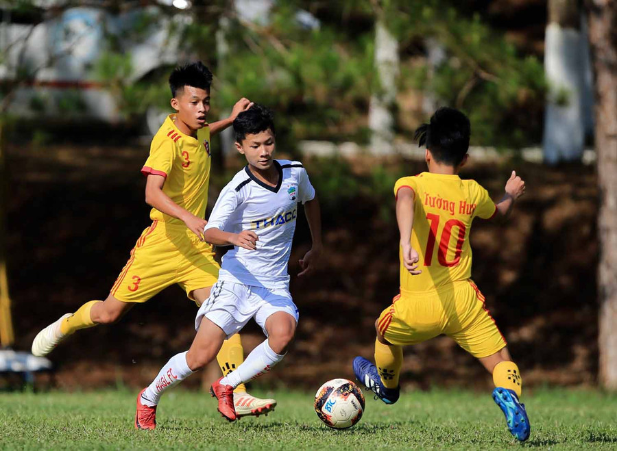 Cầu thủ U15 HA.GL (áo trắng). Ảnh: Minh Trần Cầu thủ U15 HA.GL (áo trắng). Ảnh: Minh Trần