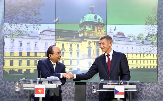  Thủ tướng Nguyễn Xuân Phúc và Thủ tướng Cộng hòa Séc Andrej Babis gặp gỡ báo chí sau khi kết thúc hội đàm. (Ảnh: Thống Nhất/TTXVN)