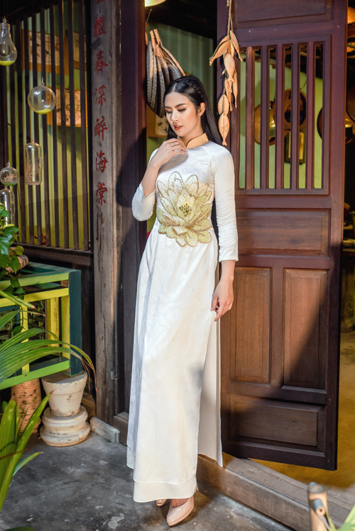 Không chỉ điểm xuyết cho nét duyên dáng của tân nương, họa tiết hoa sen mà Ngọc Hân chọn lựa cho tà áo dài còn là biểu tượng cho vẻ đẹp thuần khiết, tràn đầy sức sống. Không chỉ điểm xuyết cho nét duyên dáng của tân nương, họa tiết hoa sen mà Ngọc Hân chọn lựa cho tà áo dài còn là biểu tượng cho vẻ đẹp thuần khiết, tràn đầy sức sống.