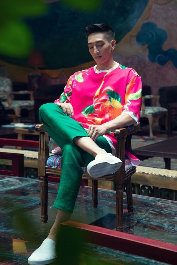 Sắc màu tươi sáng và họa tiết hoa hải đường cũng được đưa vào dòng thời trang nam.