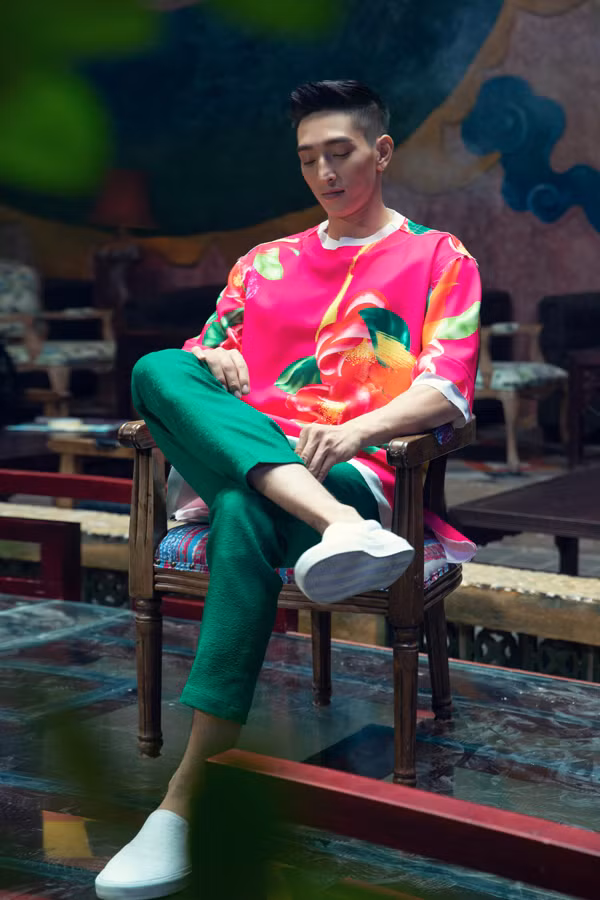 Sắc màu tươi sáng và họa tiết hoa hải đường cũng được đưa vào dòng thời trang nam.