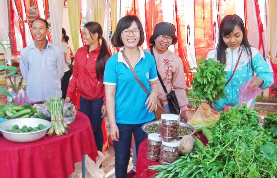  Gian hàng nông sản của xã Ia Rsươm (huyện Krông Pa) tại phiên chợ. Ảnh: Q.N