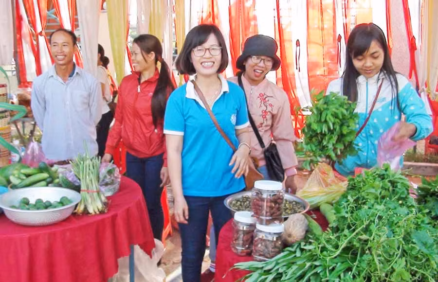  Gian hàng nông sản của xã Ia Rsươm (huyện Krông Pa) tại phiên chợ. Ảnh: Q.N