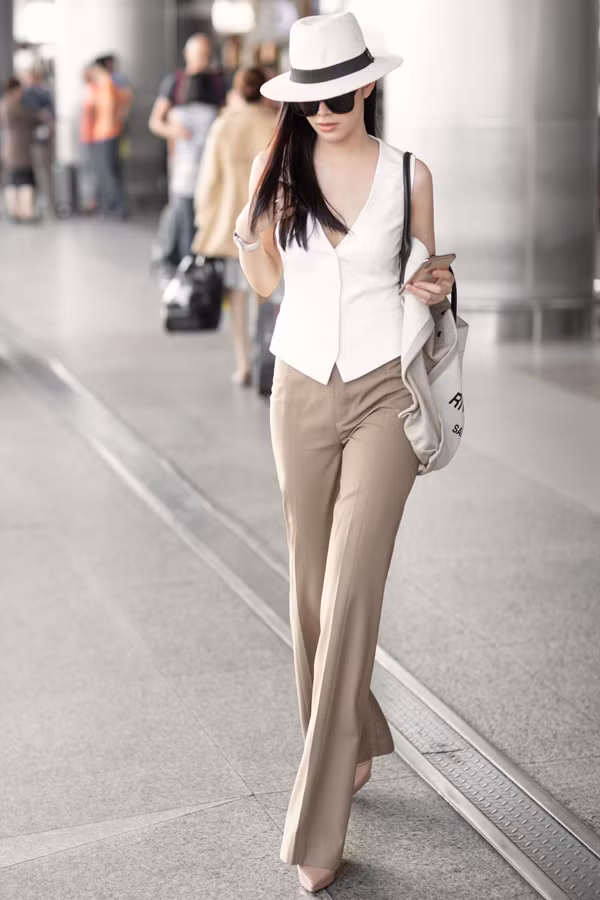 Trong bộ ảnh vừa thực hiện, Mai Thanh Hà giới thiệu các mẫu áo - quần hợp mốt ngày hè và phù hợp với các chuyến bay.