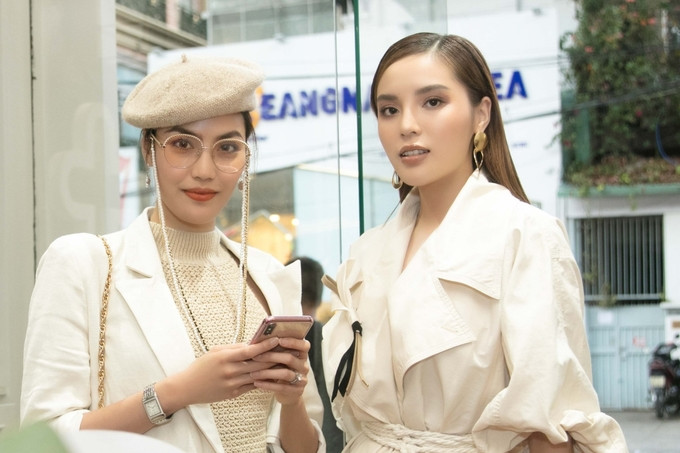Lan Khuê diện phong cách menswear (trái). Cô phối mũ nồi cổ điển với kính mát đính dây.