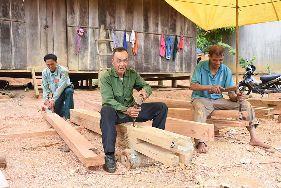  Hội viên Hội Cựu chiến binh xã Sơn Lang giúp các hộ dân ngày công xây nhà mới. Ảnh: M.N