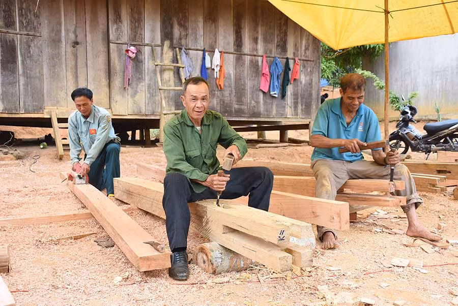  Hội viên Hội Cựu chiến binh xã Sơn Lang giúp các hộ dân ngày công xây nhà mới. Ảnh: M.N