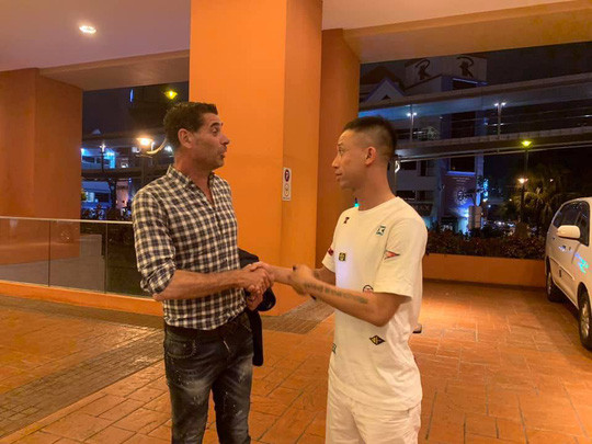 Cựu trung vệ Vũ Như Thành bắt tay cùng danh thủ Fernando Hierro trước trận giao hữu giữa đội huyền thoại Đông Nam Á và huyền thoại La Liga