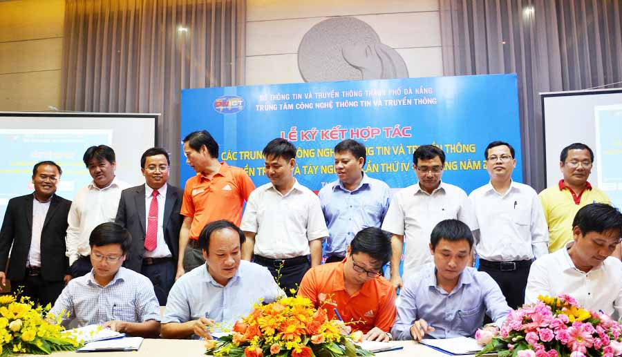 Lễ ký kết ghi nhớ hợp tác giữa các Trung tâm Công nghệ Thông tin và Truyển thông khu vực miền Trung và Tây Nguyên. Ảnh: Bá Thăng