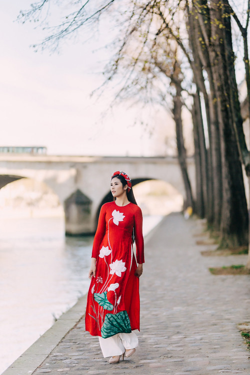 Áo dài đỏ gửi gắm ước vọng may mắn trong dịp hỷ sự, là lựa chọn được nhiều cô dâu yêu thích. Áo dài đỏ gửi gắm ước vọng may mắn trong dịp hỷ sự, là lựa chọn được nhiều cô dâu yêu thích.