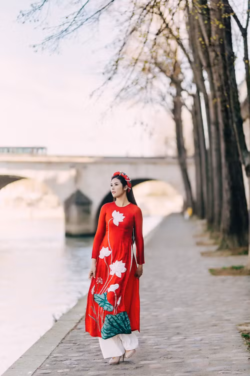 Áo dài đỏ gửi gắm ước vọng may mắn trong dịp hỷ sự, là lựa chọn được nhiều cô dâu yêu thích. 