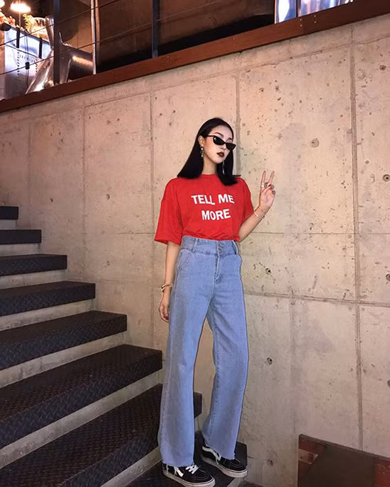 Cùng với sự lên ngôi của các mẫu váy hoa, đầm suông, váy hai dây, quần jeasn cũng là trang phục được các bạn gái yêu thích trong dịp hè. Cùng với sự lên ngôi của các mẫu váy hoa, đầm suông, váy hai dây, quần jeasn cũng là trang phục được các bạn gái yêu thích trong dịp hè.