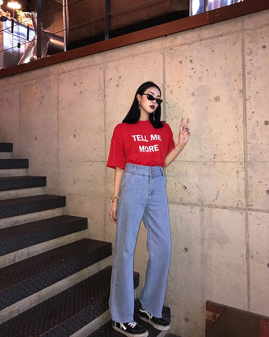 Cùng với sự lên ngôi của các mẫu váy hoa, đầm suông, váy hai dây, quần jeasn cũng là trang phục được các bạn gái yêu thích trong dịp hè.