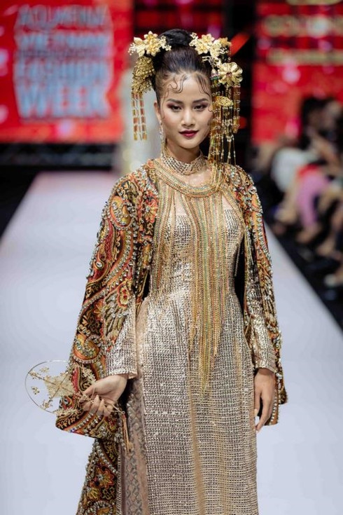 Show diễn của NTK Lê Long Dũng còn quy tụ những người mẫu trình diễn nổi tiếng khác như Hoa hậu Thần tượng Doanh nhân Nguyễn Minh Châu, Hoa hậu Mrs Vietnam World Jenifer Lê, Hương Ly - Quán quân Next Top mùa 5, Á quân The Face Vietnam 2018 Quỳnh Anh.