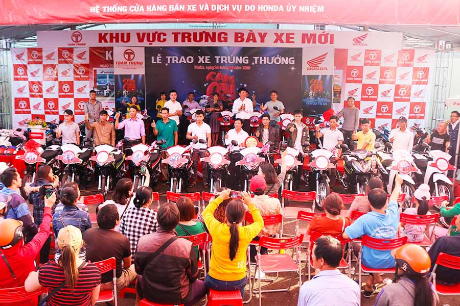  Honda Toàn Trung trao giải cho khách hàng trúng thưởng. Ảnh: P.D