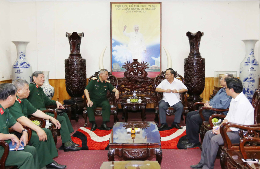  Đồng chí Phó Bí thư Tỉnh ủy Châu Ngọc Tuấn đón tiếp đoàn Ban Liên lạc Mặt trận Tây Nguyên. Ảnh: Đăng Vũ