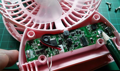 Việc cắt bớt các thành phần bảo vệ trong mạch điện làm tăng nguy cơ cháy nổ trên quạt sạc mini. Ảnh: Julian Ilett.