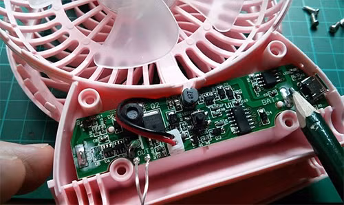 Việc cắt bớt các thành phần bảo vệ trong mạch điện làm tăng nguy cơ cháy nổ trên quạt sạc mini. Ảnh: Julian Ilett.