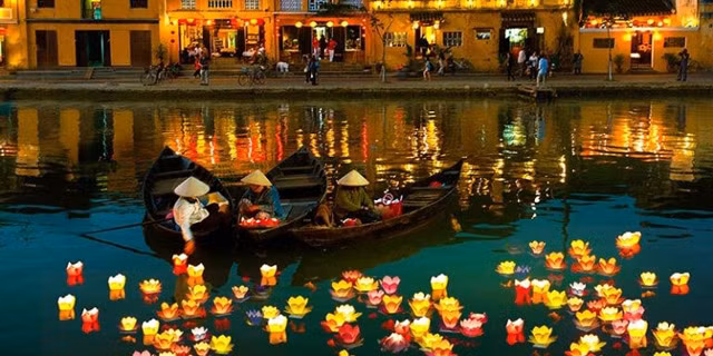  Thả đèn hoa đăng trên sông Hoài tại Hội An.