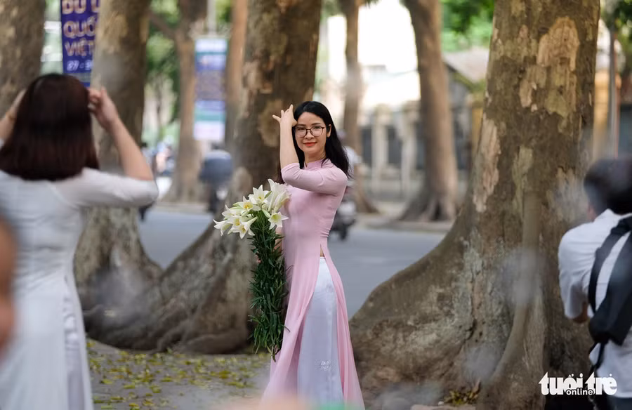  Thiếu nữ với áo dài thướt tha trong mùa hoa loa kèn