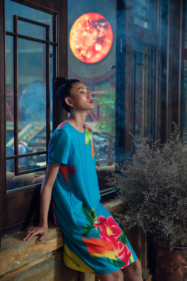 Chất liệu của trang phục cũng được hai nhà mốt vận dụng triệt để như lụa, taffta, chiffont cùng các phom dáng đa dạng như váy suông, váy maxi, váy suông, váy bút chì...