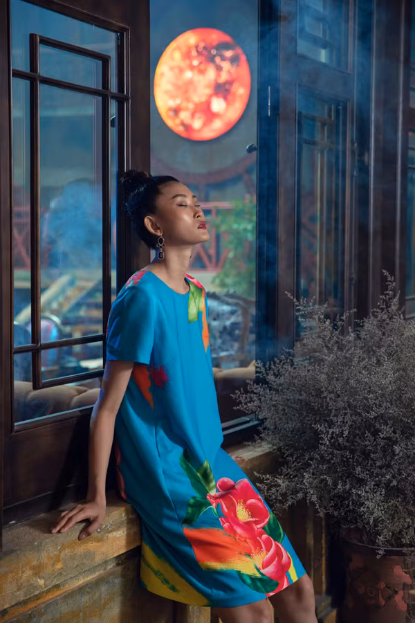 Chất liệu của trang phục cũng được hai nhà mốt vận dụng triệt để như lụa, taffta, chiffont cùng các phom dáng đa dạng như váy suông, váy maxi, váy suông, váy bút chì...