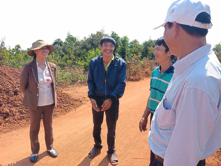  Bà Lê Thị Thu-Bí thư chi bộ kiêm Trưởng thôn Linh Nham (xã Đak Djrăng) tiếp xúc với người dân. Ảnh: L.N