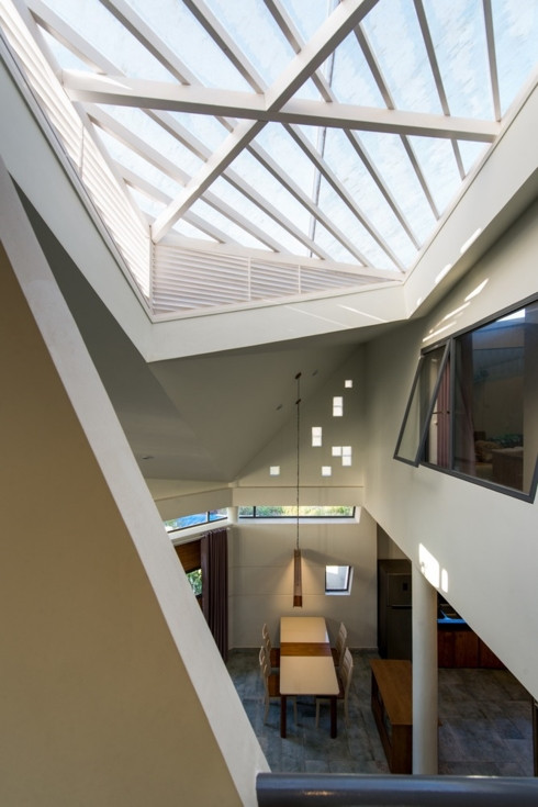 Có những mảng tường không vuông vắn để hạn chế ánh sáng chiếu trực tiếp vào nhà.