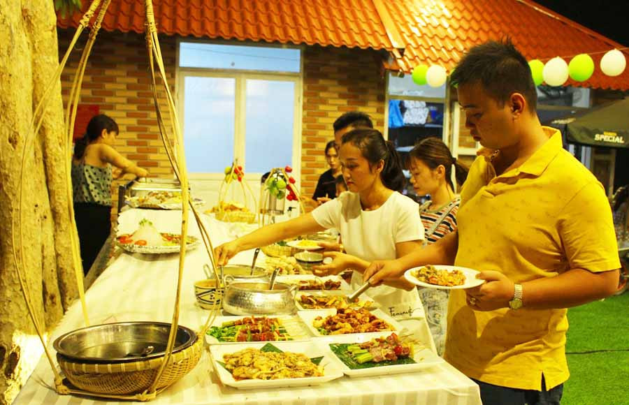 Làng nướng Tây Nguyên đã trở thành địa chỉ quen thuộc của du khách khi đến Gia Lai. Ảnh: T.B Làng nướng Tây Nguyên đã trở thành địa chỉ quen thuộc của du khách khi đến Gia Lai. Ảnh: T.B