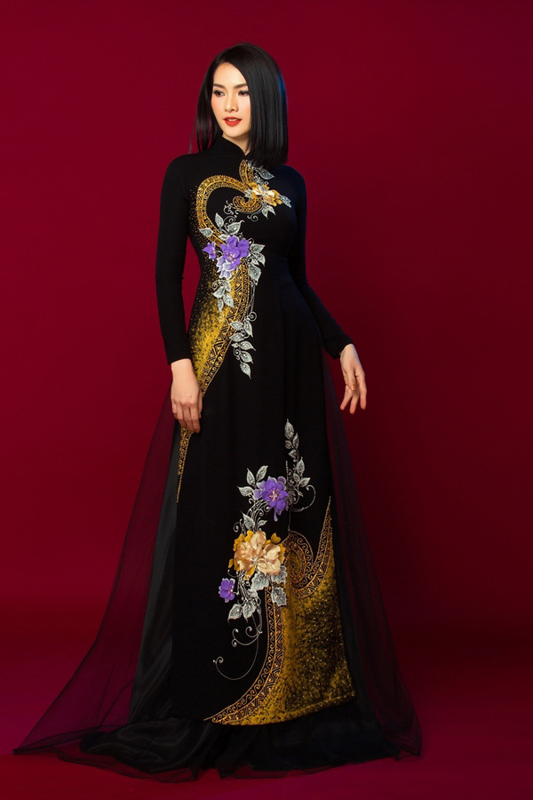  Với vải đơn sắc, nhà tạo mốt trẻ phô diễn kỹ thuật đính kết công phu, khắc họa hình ảnh sang trọng mà không kém phần nổi bật.