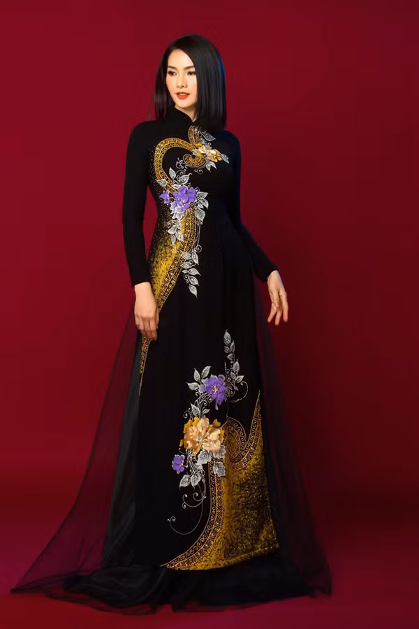  Với vải đơn sắc, nhà tạo mốt trẻ phô diễn kỹ thuật đính kết công phu, khắc họa hình ảnh sang trọng mà không kém phần nổi bật.