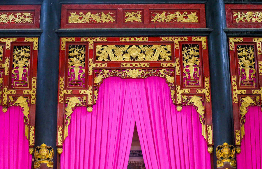 Các kết cấu, họa tiết bên trong đền chạm khắc các hình: hạc, lân, quy, phượng, tô đắp tinh xảo và sơn màu đỏ như son theo kiến trúc cung đình. Các kết cấu, họa tiết bên trong đền chạm khắc các hình: hạc, lân, quy, phượng, tô đắp tinh xảo và sơn màu đỏ như son theo kiến trúc cung đình.