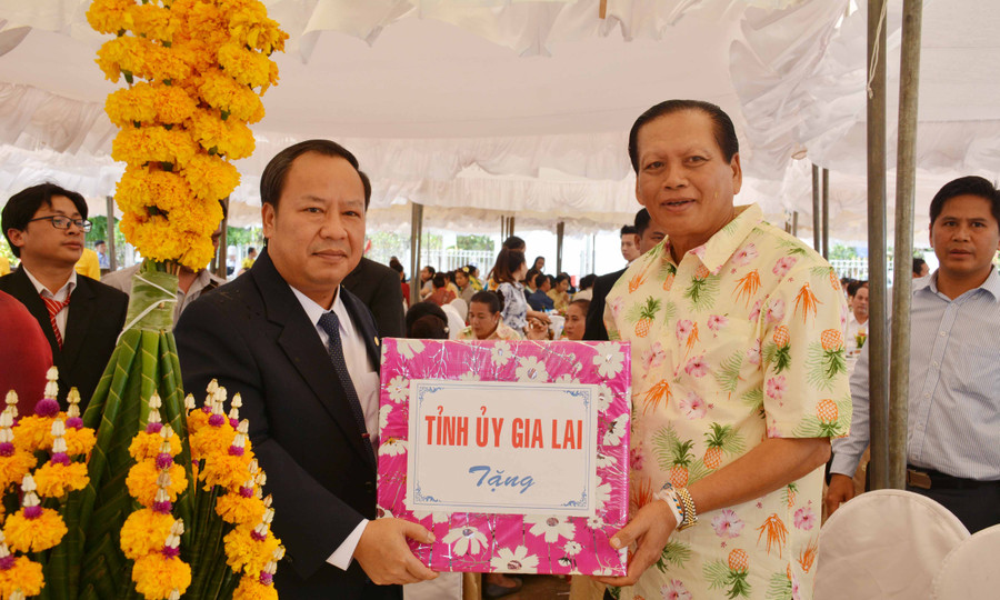Phó Bí thư Tỉnh ủy Gia Lai Châu Ngọc Tuấn tặng quà cho đồng chí Bun Thong Di Vi Xay-Ủy viên Ban Chấp hành Trung ương Đảng, Bí thư Tỉnh ủy, Tỉnh trưởng tỉnh Chăm Pa Săk. Ảnh: Hà Đức Thành Phó Bí thư Tỉnh ủy Gia Lai Châu Ngọc Tuấn tặng quà đồng chí Bun Thong Di Vi Xay- Ủy viên Ban Chấp hành Trung ương Đảng, Bí thư Tỉnh ủy, Tỉnh trưởng tỉnh Chăm Pa Săk. Ảnh: Hà Đức Thành
