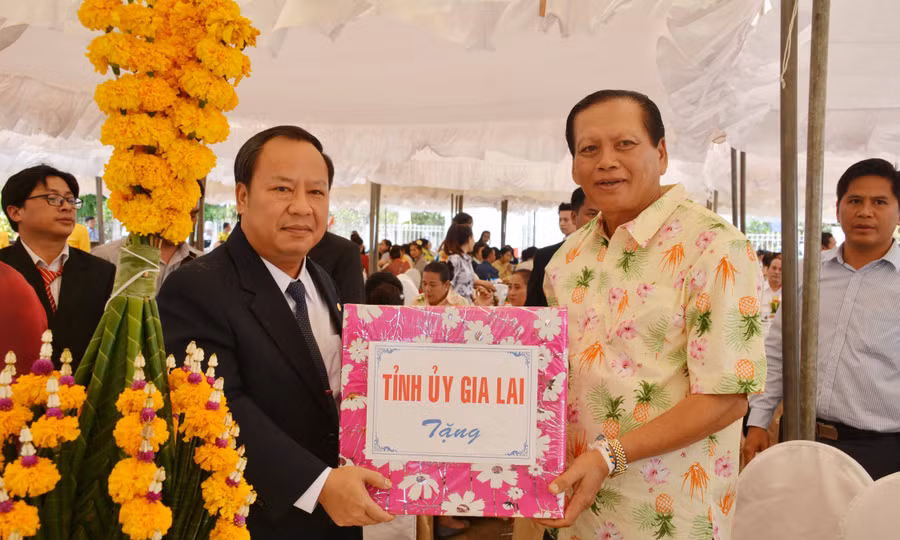 Phó Bí thư Tỉnh ủy Gia Lai Châu Ngọc Tuấn tặng quà đồng chí Bun Thong Di Vi Xay- Ủy viên Ban Chấp hành Trung ương Đảng, Bí thư Tỉnh ủy, Tỉnh trưởng tỉnh Chăm Pa Săk. Ảnh: Hà Đức Thành