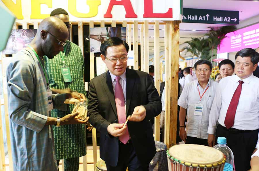 Phó Thủ tướng tham quan gian hàng của các nước bạn. Ảnh: Q.T  Phó Thủ tướng tham quan gian hàng của các nước bạn. Ảnh: Q.T