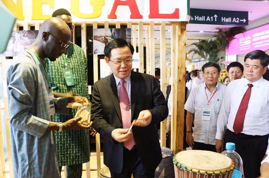  Phó Thủ tướng tham quan gian hàng của các nước bạn. Ảnh: Q.T