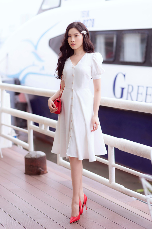 Trong bộ ảnh mới thực hiện, Thanh Thanh Huyền giới thiệu các trang phục 'made in Việt Nam' với phom dáng và chất liệu hợp xu hướng mùa hè. Trong bộ ảnh mới thực hiện, Thanh Thanh Huyền giới thiệu các trang phục 'made in Việt Nam' với phom dáng và chất liệu hợp xu hướng mùa hè.