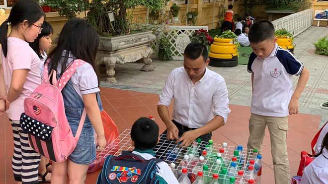 Anh Thơ hướng dẫn tái chế chai nhựa cho các em nhỏ trường Tiểu học Long Biên 
