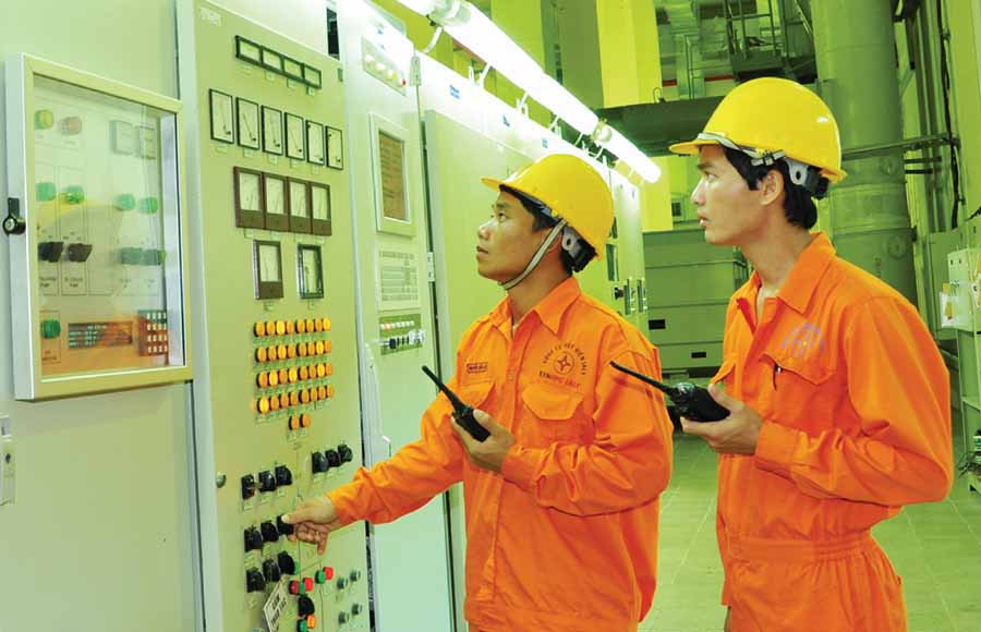 Vũ Văn Ngọc (bìa phải) cùng đồng nghiệp kiểm tra thiết bị. Ảnh: Hà Tây