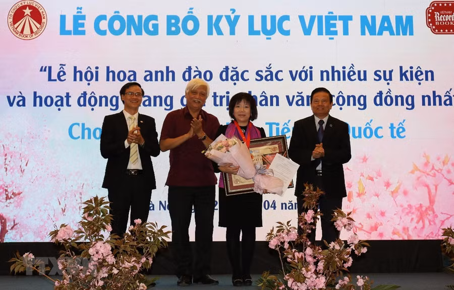 Trao bằng Kỷ lục Việt Nam 'Lễ Hội hoa anh đào đặc sắc với nhiều sự kiện và hoạt động mang giá trị nhân văn, cộng đồng nhất' cho Công ty Cổ phần Tiến bộ Quốc tế (AIC Group). 