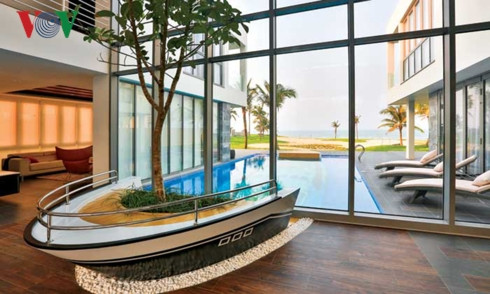 Còn bên trong nhà là phần đuôi con tàu. Đây cũng là một bồn cây xanh  Còn bên trong nhà là phần đuôi con tàu. Đây cũng là một bồn cây xanh