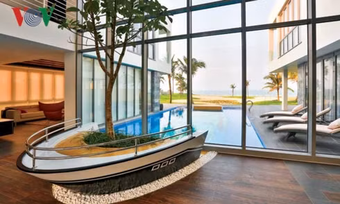  Còn bên trong nhà là phần đuôi con tàu. Đây cũng là một bồn cây xanh