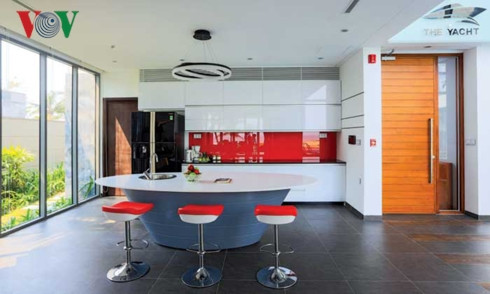 Sự đối lập giữa các gam màu nóng – lạnh tạo nên nét riêng đầy thú vị.  Sự đối lập giữa các gam màu nóng – lạnh tạo nên nét riêng đầy thú vị.