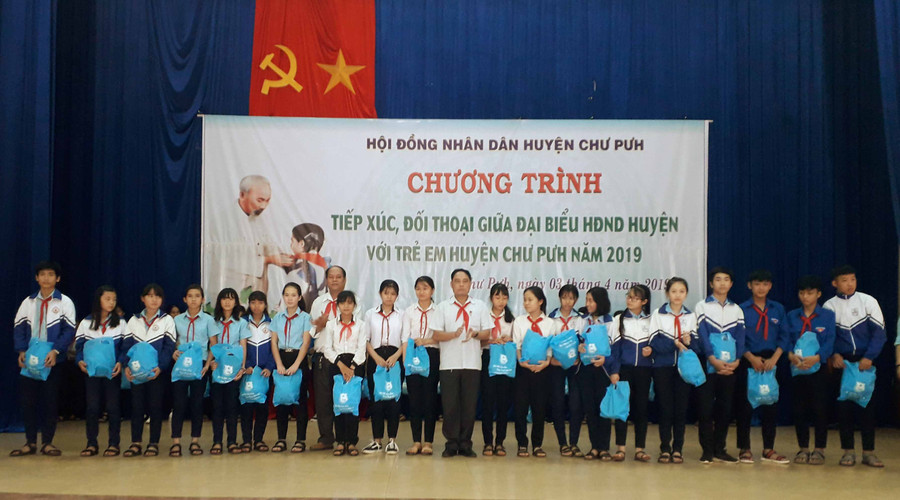  Tặng mũ bảo hiêm cho học sinh. Ảnh: Lê Trang 