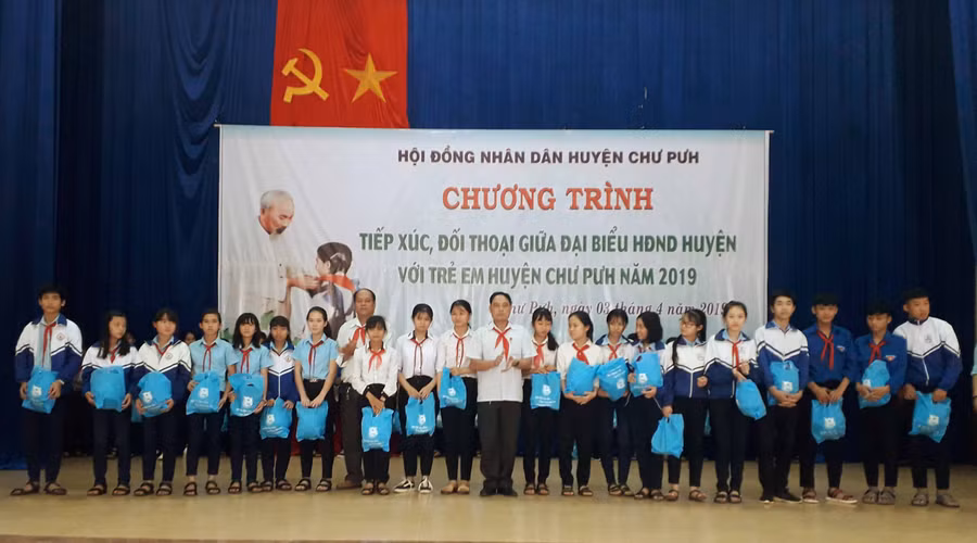  Tặng mũ bảo hiêm cho học sinh. Ảnh: Lê Trang 