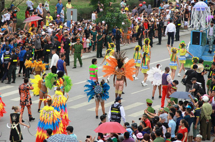 Lễ hội Carnival đường phố với dàn vũ công châu Âu lần đầu tiên xuất hiện tại bãi biển Sầm Sơn (Thanh Hóa) đã khiến du khách thích thú, tò mò