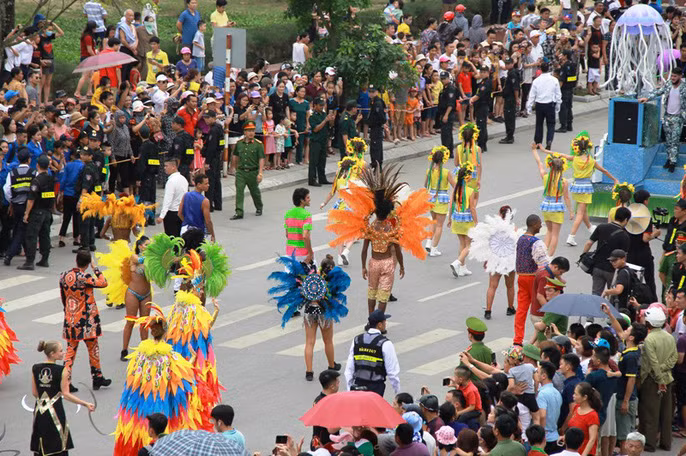 Lễ hội Carnival đường phố với dàn vũ công châu Âu lần đầu tiên xuất hiện tại bãi biển Sầm Sơn (Thanh Hóa) đã khiến du khách thích thú, tò mò